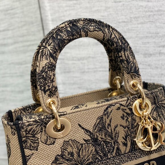 Dior Classic Collection Handbag | The Perfect Blend of Luxury & Style - Picture 6 of 7